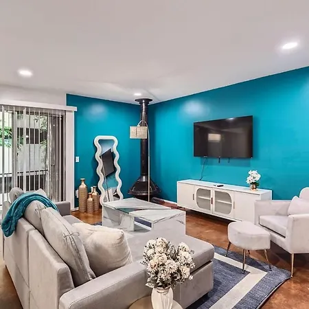 Your Stylish King Suite Getaway - Sleeps 4 - Pool, Prkg